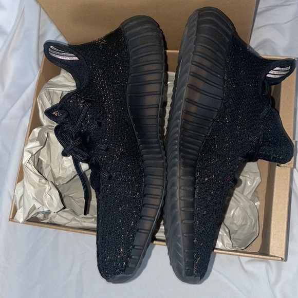adidas Yeezy Boost 350 V2
Core Black Copper *rare* - Picture 7 of 11